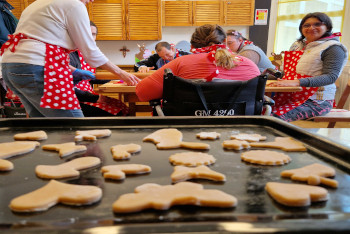 Dekoratív sütemények a tepsiben.
