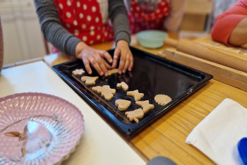 Sütemények a tepsiben.