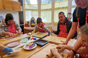 Sütemény készítése közösen.