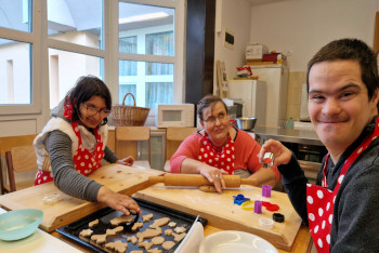 Csoportkép sütemény készítés közben.