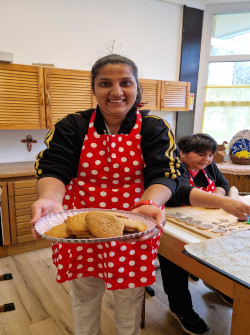 Elkészült sütemény bemutatása egy tálban.