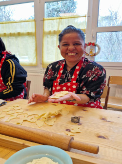 Kiszaggatott sütemények.