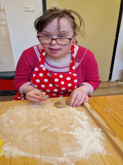 Süteményt formáz egy lakó.