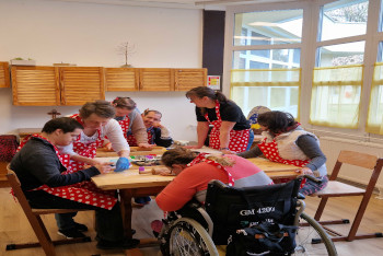 Csoportkép a sütésről.