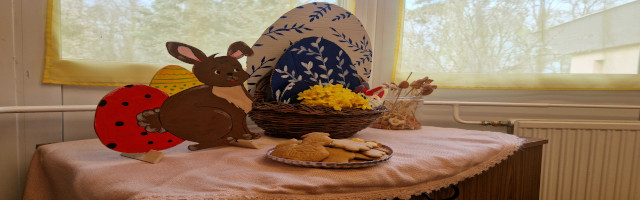 Húsvéti díszekkel feldíszített asztal.